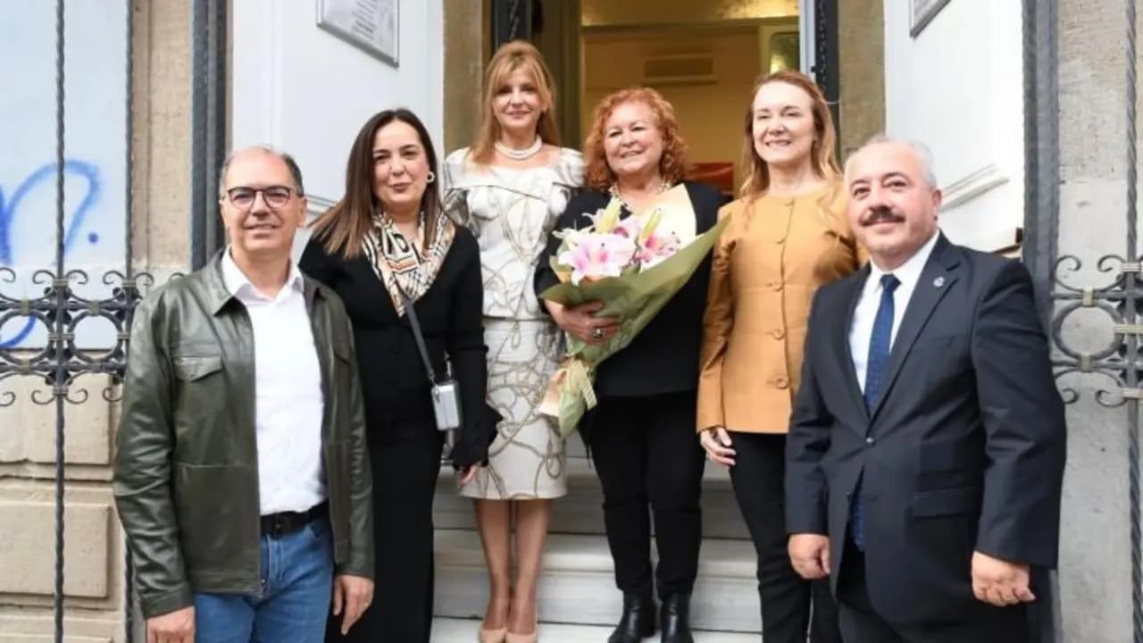 İzmir Ticaret Borsası tarihi hizmet binası önünden bir görünüm