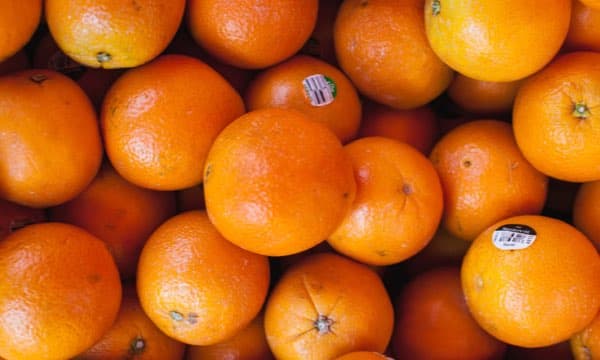 Yakın planda portakallar; ürün fotoğrafı, belirli bir hasat yeri veya tarihi değildir